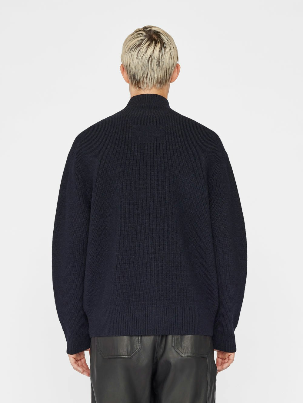 sweater back view alt:fit2